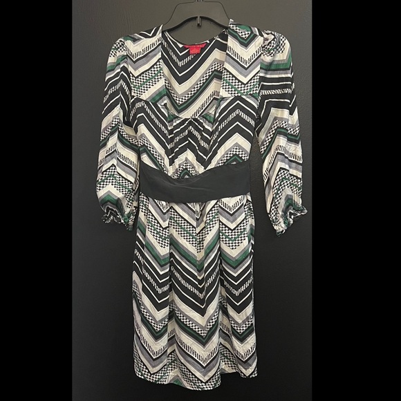 Sunny Leigh Dresses & Skirts - Sunny Leigh 100% Silk Chevron Midi Dress — Black, White & Green